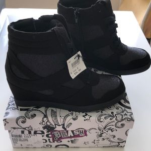Girls shoe/sneaker wedge heel